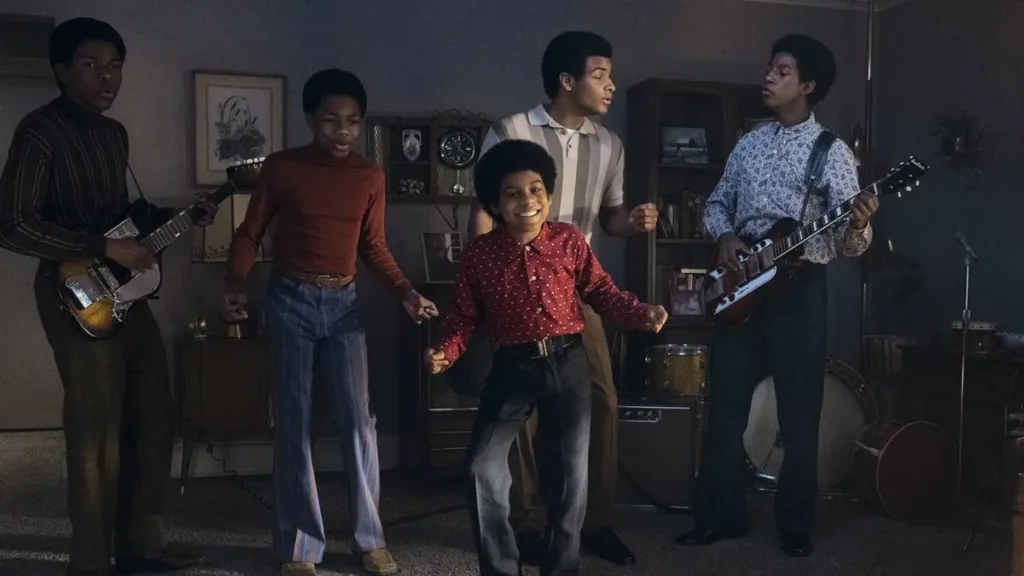 Caracterização dos Jackson Five na cinebiogafia "Michael" (2026). Michael está ao centro, com um sorriso largo e dançando bem expressivamente entre os irmãos.