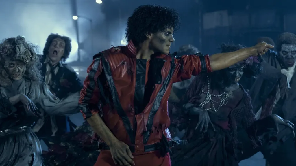 Jaafar Jackson caracterizado como seu tio, Michael Jackson, no filme biográfico "Michael", maquiado de zumbi, braço esquerdo estendido durante dança na recriação do clipe de "Thriller".