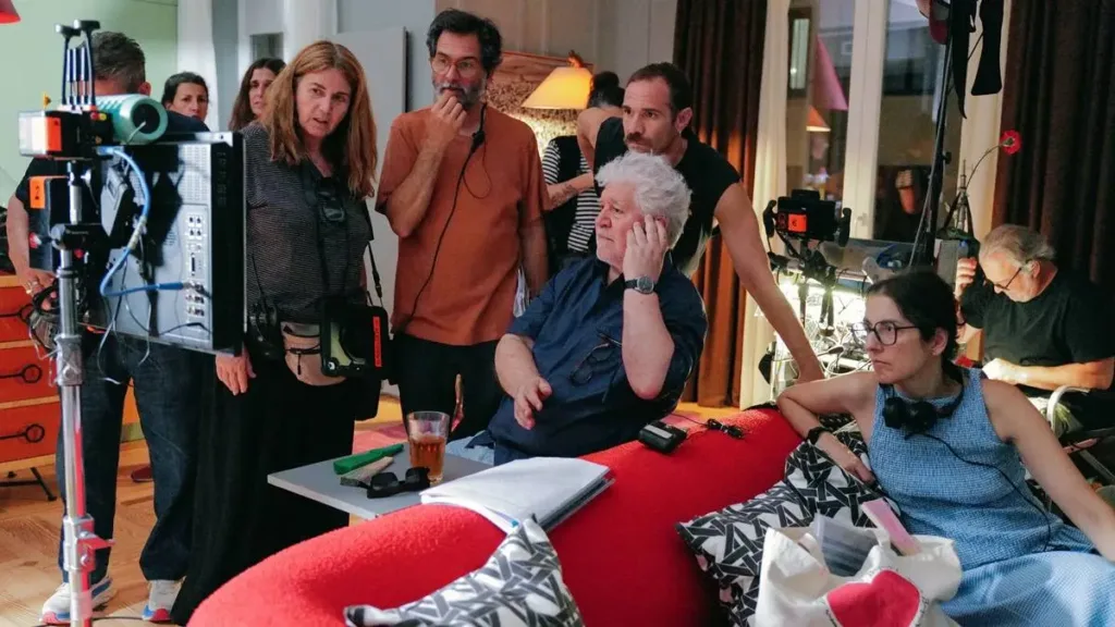Natal Amargo | Pedro Almodóvar Faz Autoficção Sobre Ego, Luto e Bloqueio Criativo 2 Esta imagem mostra o diretor Pedro Almodóvar nos bastidores de set de filmagem em "Natal Amargo".