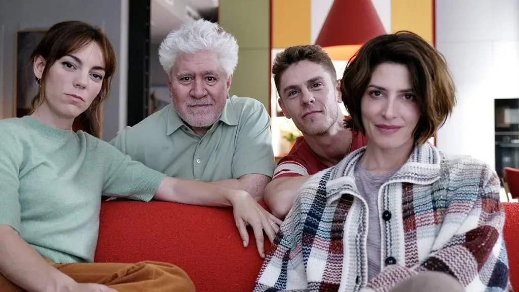 Natal Amargo | Pedro Almodóvar Faz Autoficção Sobre Ego, Luto e Bloqueio Criativo 1 Esta imagem mostra o diretor Pedro Almodóvar com membros do elenco de seu filme de 2026, Natal Amargo (Amarga Navidad).