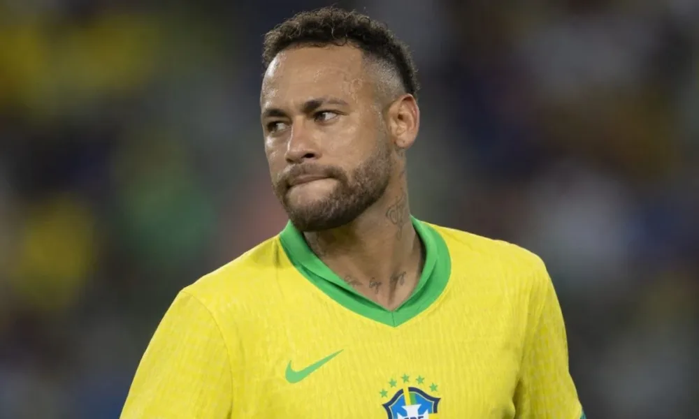 Neymar, rosto virado, lábios para dentro, expressão neutra, durante partida, fundo embaçado de audiência em estado. Ele está com camisa da seleção brasileira. Imagem gerada por IA.