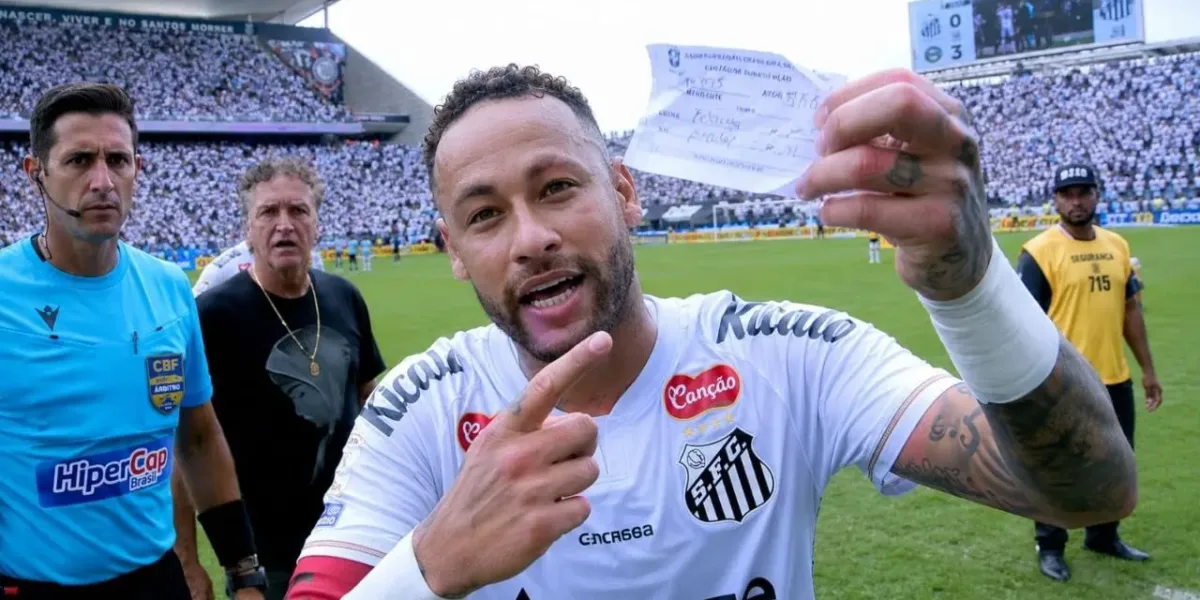Neymar é Substituído por Engano e Santos Vive Caos Contra o Coritiba Neymar em partida falando com câmera apontando papel, com expressão de deboche. Imagem gerada por IA.