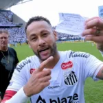 Neymar em partida falando com câmera apontando papel, com expressão de deboche. Imagem gerada por IA.