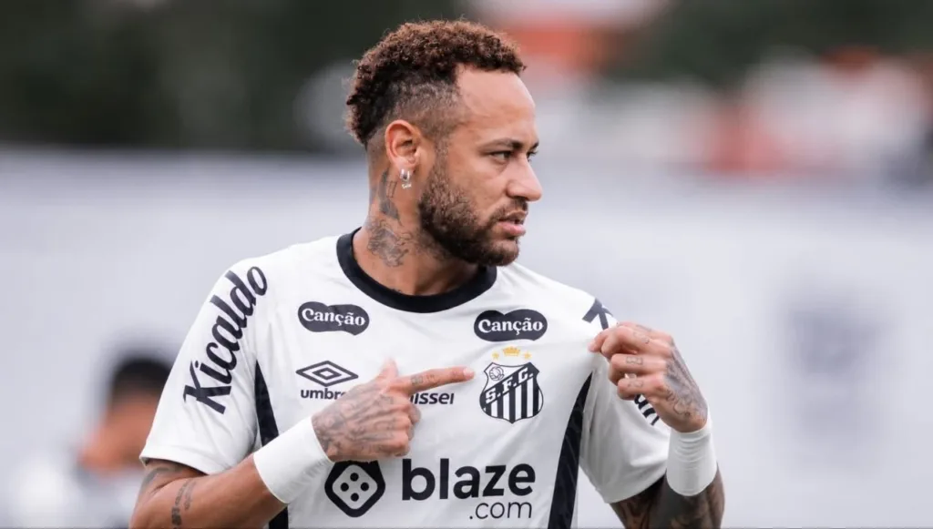 Neymar é Substituído por Engano e Santos Vive Caos Contra o Coritiba 1 Neymar aponta para escudo do Santos, segurando a própria camisa, puxando-a levemente com a mão esquerda para dar destaque ao escudo. Rosto virado à direita. Imagem gerada por IA.