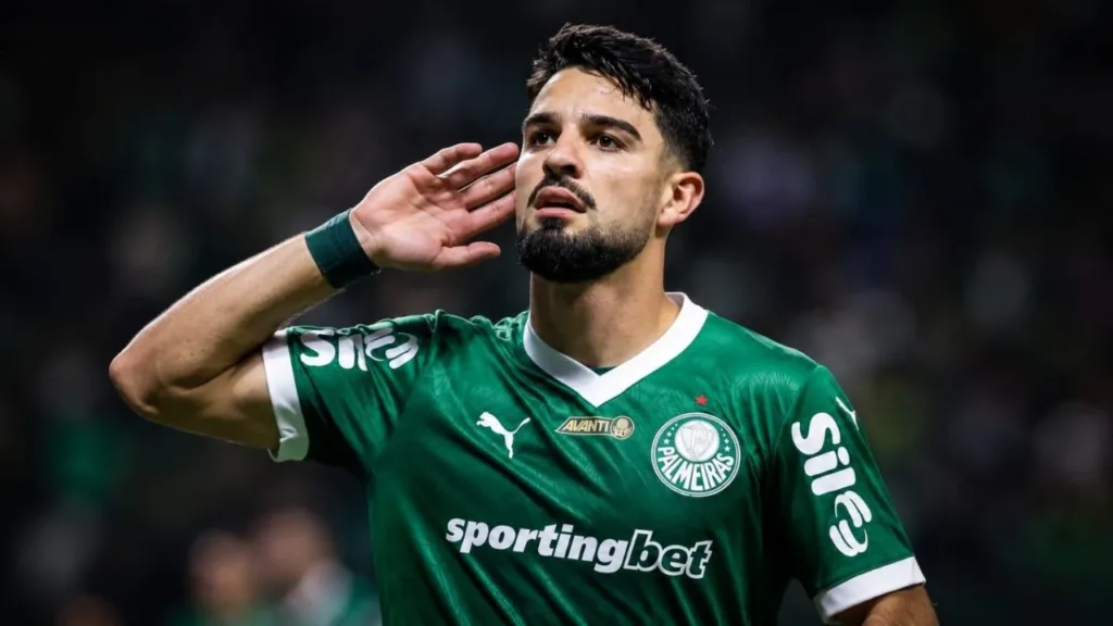 Flamengo Começa o Jogo bem, Carrascal é expulso e time toma um atropelo em um Maracanã lotado 3 Esta imagem mostra o atacante argentino José Manuel "Flaco" López, que atualmente joga pelo Palmeiras. Ele leva a mão esquerda à orelha. Imagem gerada por IA.