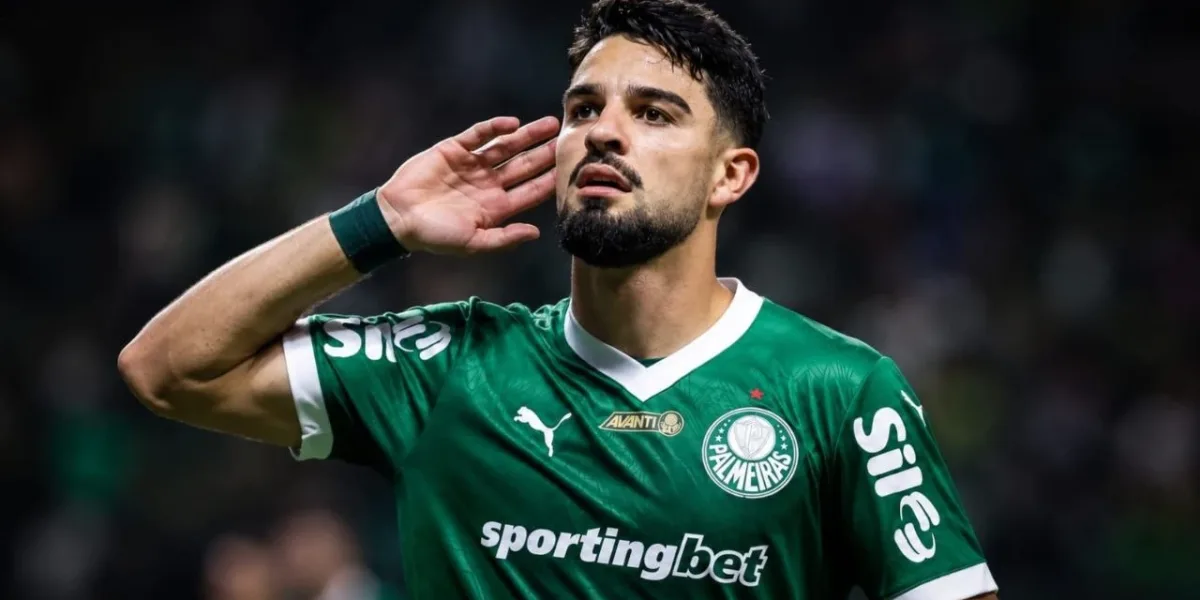 Em Meio à Semana Turbulenta, Palmeiras Vai ao Maracanã e Vence o Flamengo por 3 a 0 Esta imagem mostra o atacante argentino José Manuel "Flaco" López, que atualmente joga pelo Palmeiras. Ele leva a mão esquerda à orelha. Imagem gerada por IA.