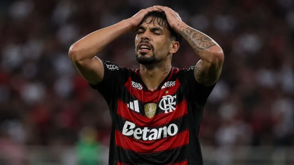 Em Meio à Semana Turbulenta, Palmeiras Vai ao Maracanã e Vence o Flamengo por 3 a 0 2 Esta imagem mostra Lucas Paquetá vestindo a camisa do Flamengo. Ele leva as mãos à cabeça em desespero. Imagem gerada por IA.