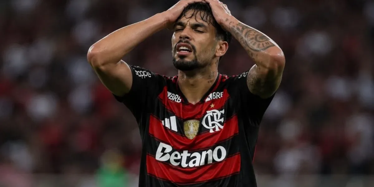 Flamengo Começa o Jogo bem, Carrascal é expulso e time toma um atropelo em um Maracanã lotado Esta imagem mostra Lucas Paquetá vestindo a camisa do Flamengo. Ele leva as mãos à cabeça em desespero. Imagem gerada por IA.
