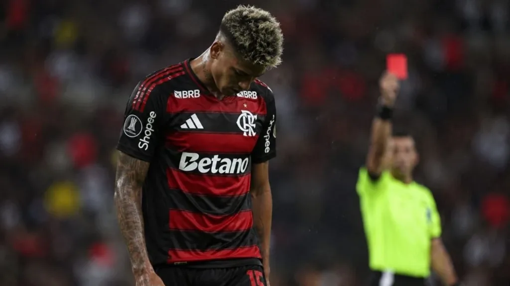 Flamengo Começa o Jogo bem, Carrascal é expulso e time toma um atropelo em um Maracanã lotado 1 A imagem mostra o jogador de futebol Bruno Henrique do Flamengo, cabisbaixo em jogo. Imagem gerada por IA.