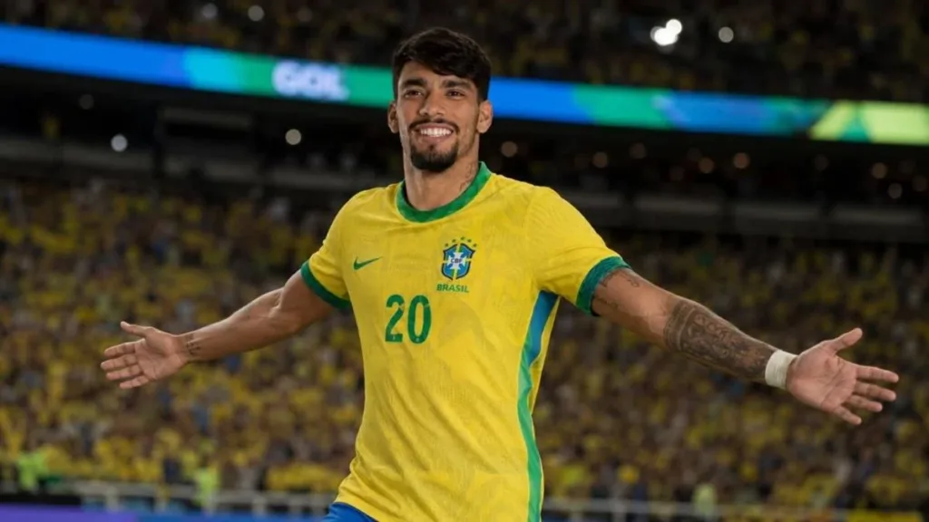 Brasil Goleia o Panamá em Amistoso de Despedida no Maracanã 2 Lucas Paquetá, braços abertos, comemora em partida com camisa do Brasil. Imagem gerada por IA.