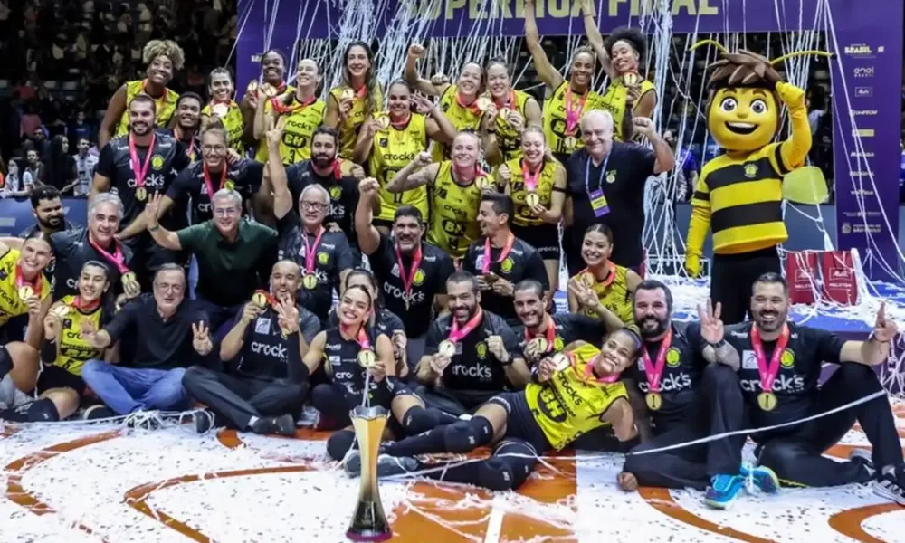 Time do Praia Clube após partida contra o Minas comemorando o campeonato na Superliga Feminina de Voleibol.