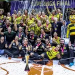 Time do Praia Clube após partida contra o Minas comemorando o campeonato na Superliga Feminina de Voleibol.