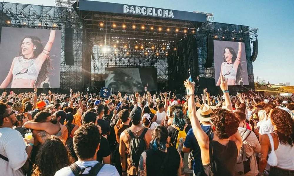 Marina Sound no primeiro Primavera Sound em São Paulo, 2023. Imagem tirada da multidão. Cantora está visível no telão.