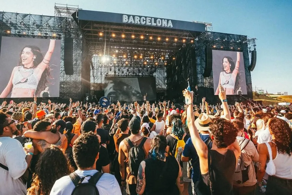 Primavera Sound 2026 | Line-up por Dia é Divulgada Pela Organização 1 Marina Sound no primeiro Primavera Sound em São Paulo, 2023. Imagem tirada da multidão. Cantora está visível no telão.