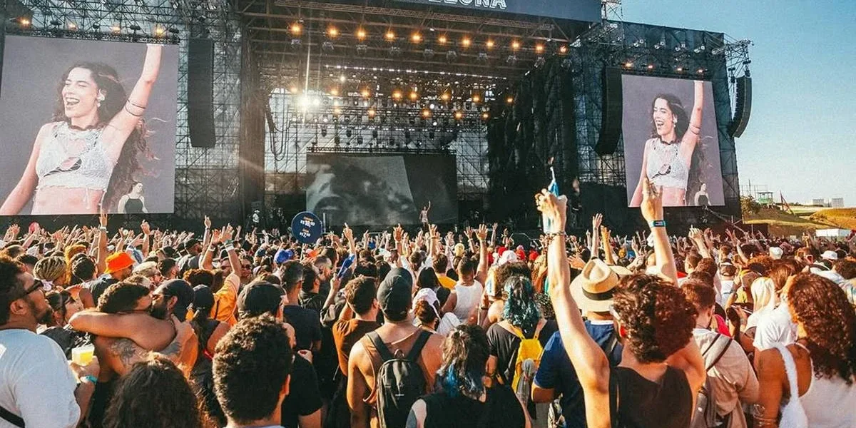 Marina Sound no primeiro Primavera Sound em São Paulo, 2023. Imagem tirada da multidão. Cantora está visível no telão.