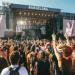 Marina Sound no primeiro Primavera Sound em São Paulo, 2023. Imagem tirada da multidão. Cantora está visível no telão.