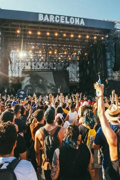 Marina Sound no primeiro Primavera Sound em São Paulo, 2023. Imagem tirada da multidão. Cantora está visível no telão.