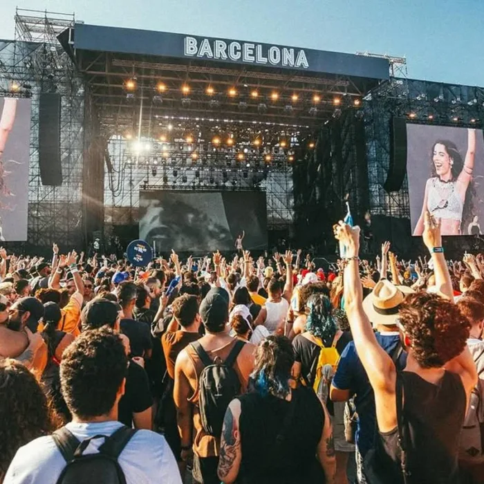 Marina Sound no primeiro Primavera Sound em São Paulo, 2023. Imagem tirada da multidão. Cantora está visível no telão.