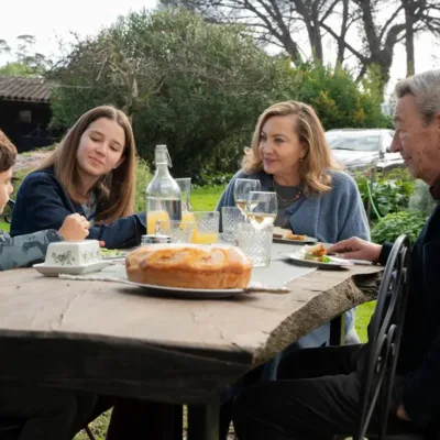 Still do filme "Querendo Ou Não", 2025. Professor em refeição com a família.