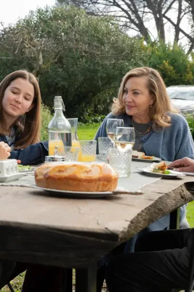 Still do filme "Querendo Ou Não", 2025. Professor em refeição com a família.