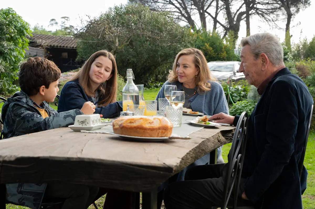 Still do filme "Querendo Ou Não", 2025. Professor em refeição com a família.