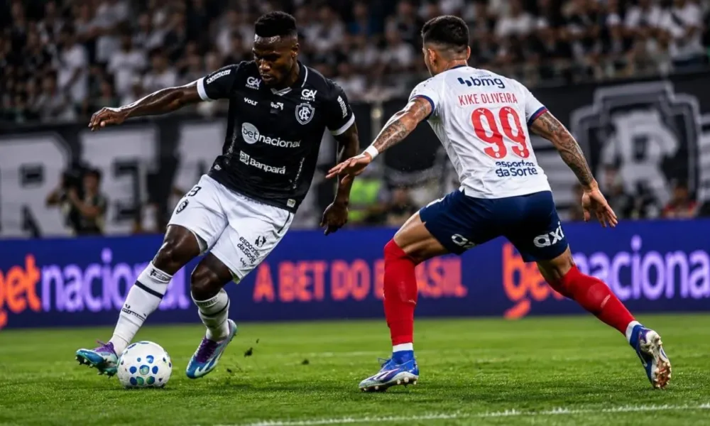 Clube do Remo enfrenta uma fase complicada no futebol. Imagem de Remo vs Bahia, gerada por IA; Kike Oliveira está de costas disputando a bola.