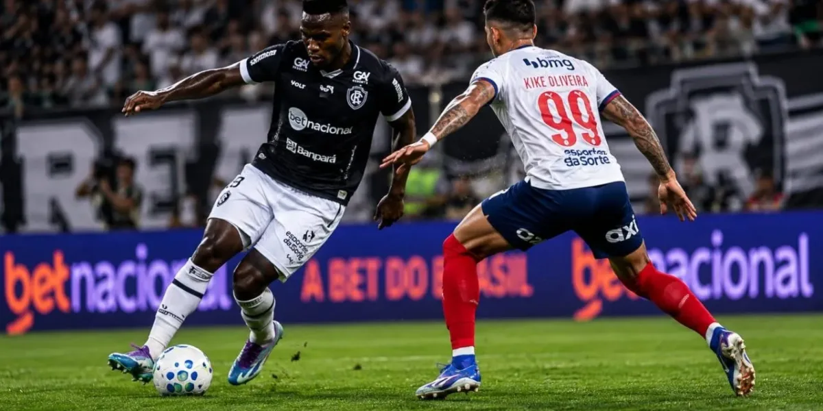 Clube do Remo enfrenta uma fase complicada no futebol. Imagem de Remo vs Bahia, gerada por IA; Kike Oliveira está de costas disputando a bola.