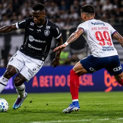 Clube do Remo enfrenta uma fase complicada no futebol. Imagem de Remo vs Bahia, gerada por IA; Kike Oliveira está de costas disputando a bola.