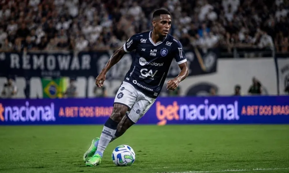 Imagem de partida do Remo com destaque para Jajá com domínio da bola. Atacante sofreu punição por gesto obsceno em partida.