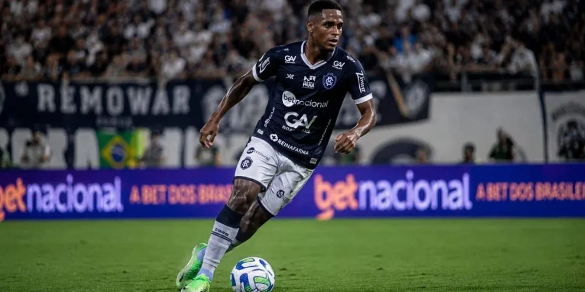 Imagem de partida do Remo com destaque para Jajá com domínio da bola. Atacante sofreu punição por gesto obsceno em partida.