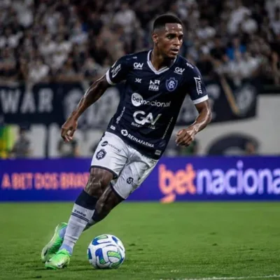 Imagem de partida do Remo com destaque para Jajá com domínio da bola. Atacante sofreu punição por gesto obsceno em partida.