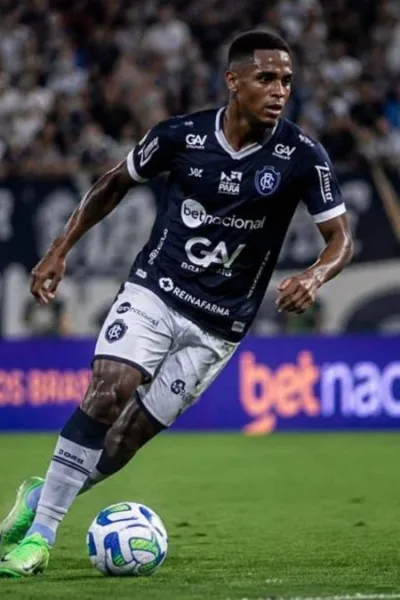 Imagem de partida do Remo com destaque para Jajá com domínio da bola. Atacante sofreu punição por gesto obsceno em partida.