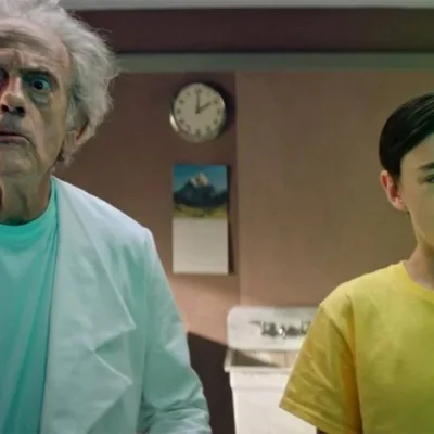 Campanha promocional da Adult Swim estrelada por Christopher Lloyd como Rick Sanchez e Jaeden Martell como Morty em laboratório.