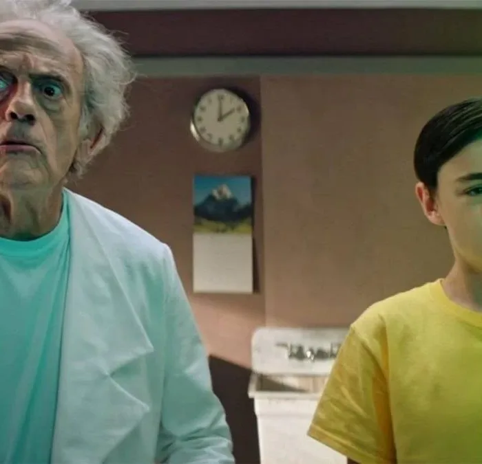 Campanha promocional da Adult Swim estrelada por Christopher Lloyd como Rick Sanchez e Jaeden Martell como Morty em laboratório.