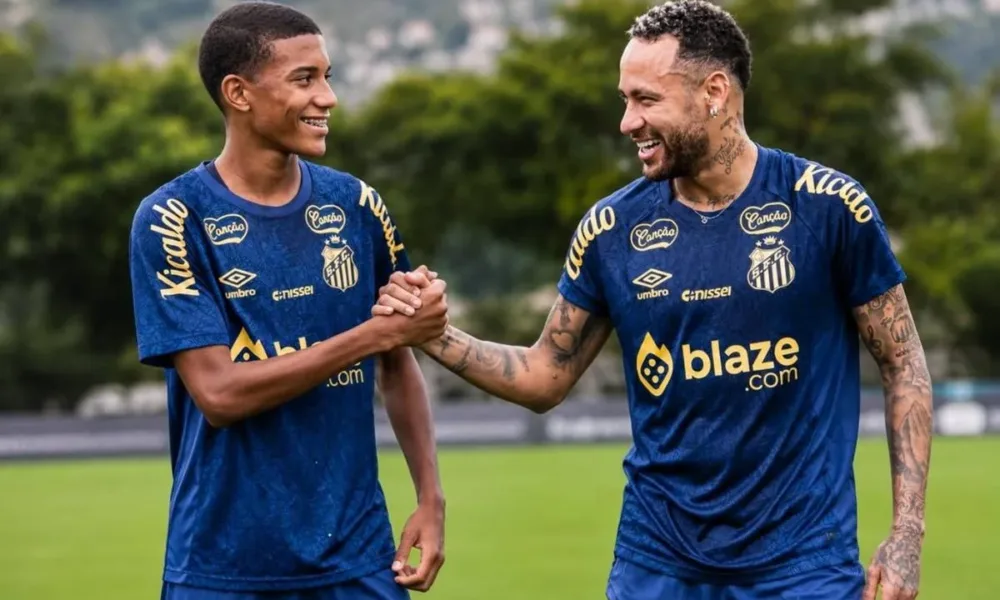 Robinho Jr. (esquerda) e Neymar (direita) cumprimentando um ao outro com mãos direitas. Imagem gerada por inteligência artificial.