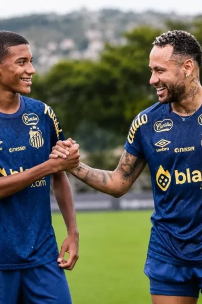 Robinho Jr. (esquerda) e Neymar (direita) cumprimentando um ao outro com mãos direitas. Imagem gerada por inteligência artificial.