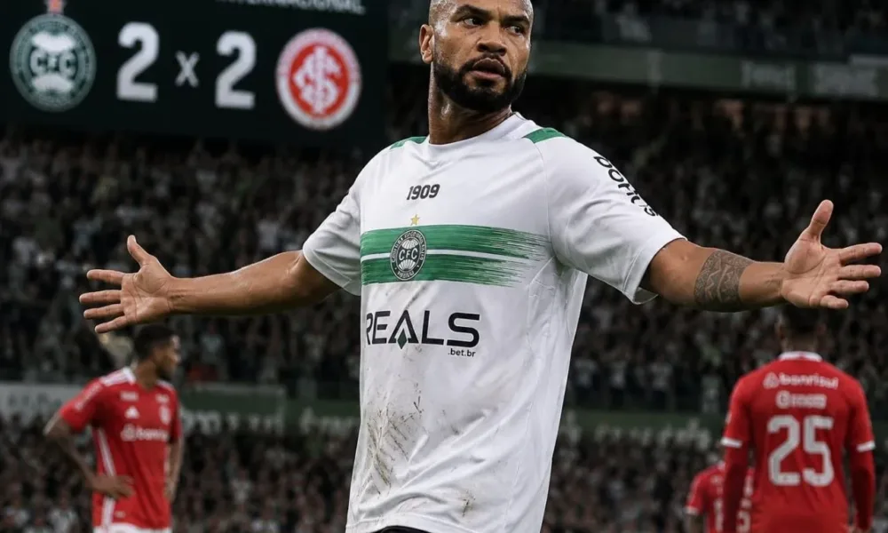 Rodrigo Moledo, comemoração gol pro Coritiba, braços abertos, dois a dois no placar. Imagem gerada por IA.