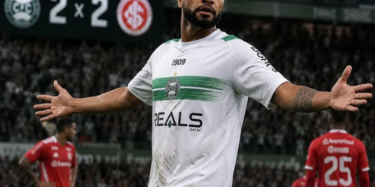 Rodrigo Moledo, comemoração gol pro Coritiba, braços abertos, dois a dois no placar. Imagem gerada por IA.