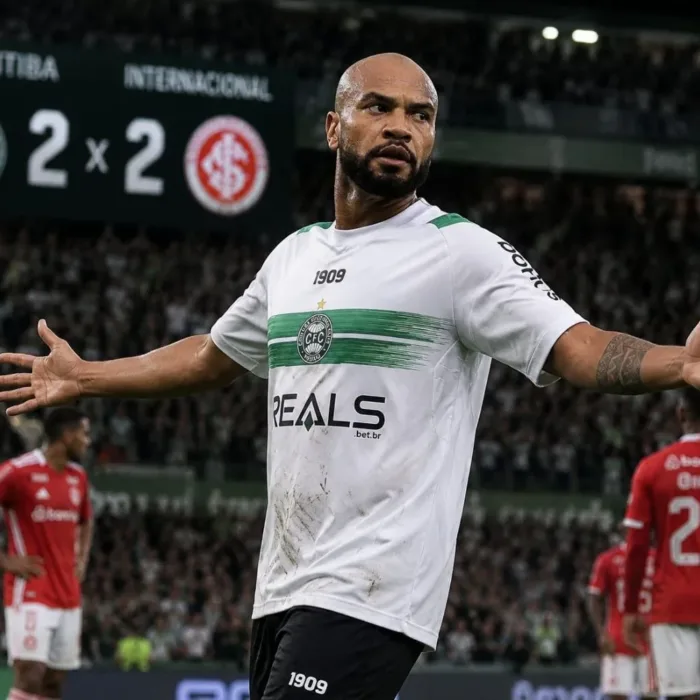 Rodrigo Moledo, comemoração gol pro Coritiba, braços abertos, dois a dois no placar. Imagem gerada por IA.