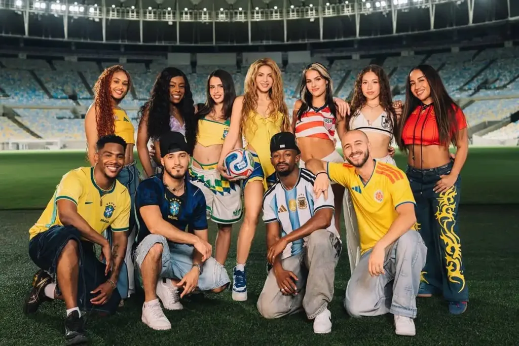 Dai Dai | Shakira Retorna às Copas e Lança Música Oficial da Copa do Mundo de 2026 1 Shakira cercada de vários dançarinos com camisa da seleção de diferentes países em estádio para o clipe de "Dai Dai".