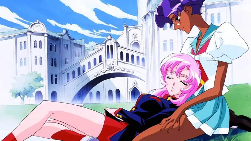 Utena repousa com olhos fechados sobre colo de Anthy, que a olha com um sorriso. Paisagem da Academia Ootori, céu azul.