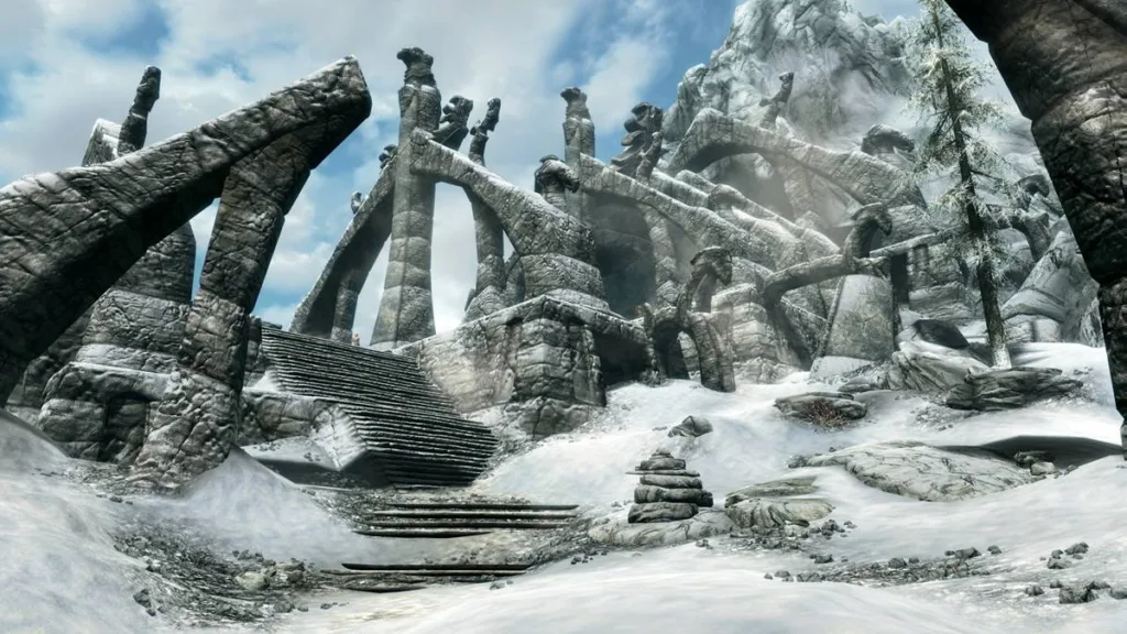 Por Que "The Elder Scrolls V: Skyrim" Ainda é Um Refúgio Emocional 5 Paisagem de "The Elder Scrolls V: Skyrim", ruínas na neve em destaque.