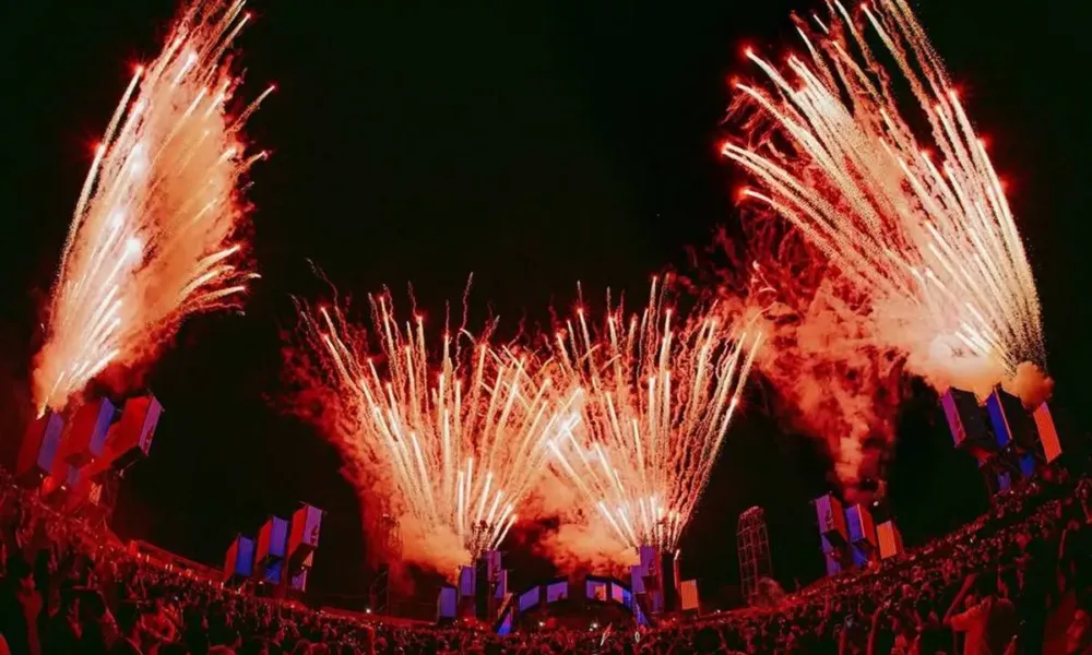 Festival Só Track Boa 2025. Fogos de artifício de noite em destaque em câmera olho de peixe.