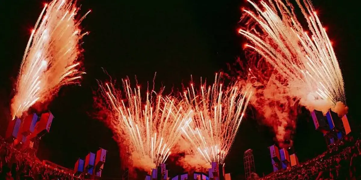 Só Track Boa 2026 | O Maior Festival de Eletrônica Brasileiro Celebra 11 Anos com a Edição Mais Ambiciosa da História Festival Só Track Boa 2025. Fogos de artifício de noite em destaque em câmera olho de peixe.