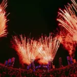 Festival Só Track Boa 2025. Fogos de artifício de noite em destaque em câmera olho de peixe.