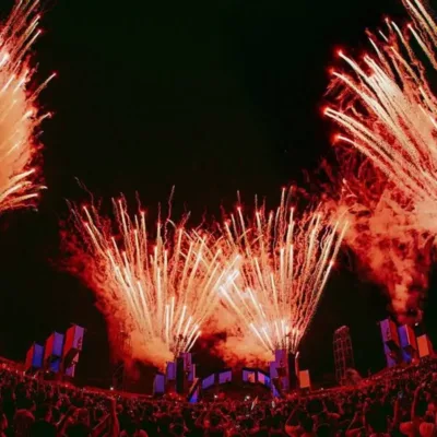 Festival Só Track Boa 2025. Fogos de artifício de noite em destaque em câmera olho de peixe.