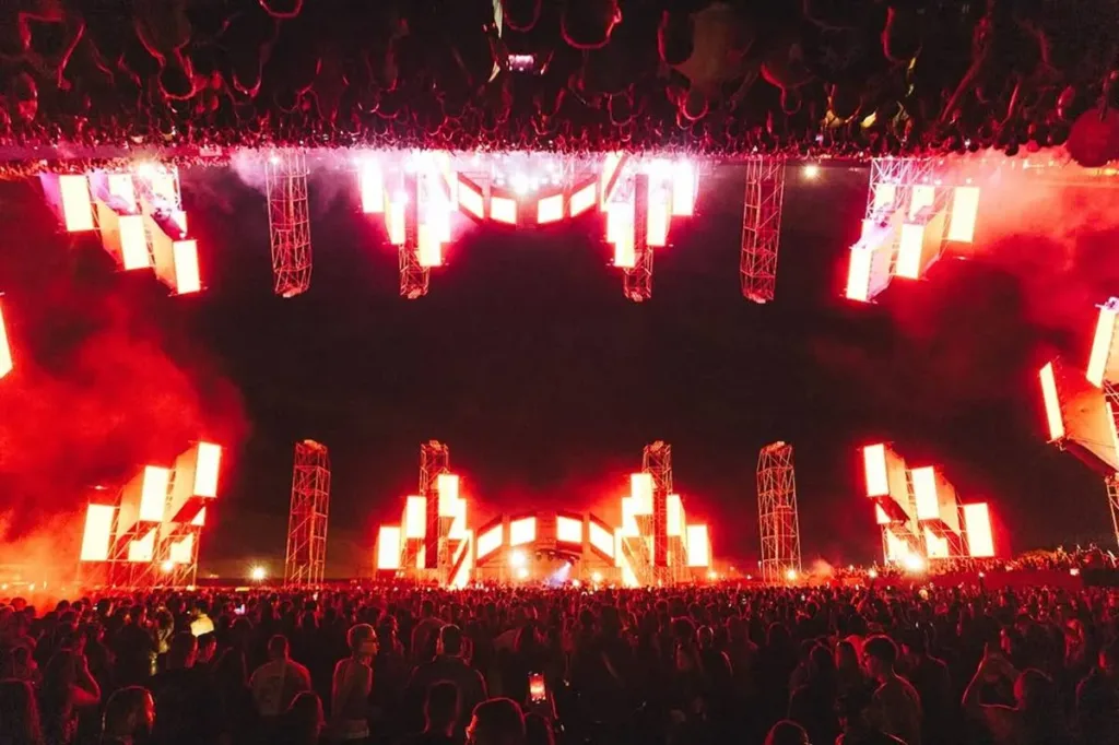 Só Track Boa 2026 | O Maior Festival de Eletrônica Brasileiro Celebra 11 Anos com a Edição Mais Ambiciosa da História 2 Festival Só Track Boa 2025. Palco de noite iluminado em tons vermelhos.