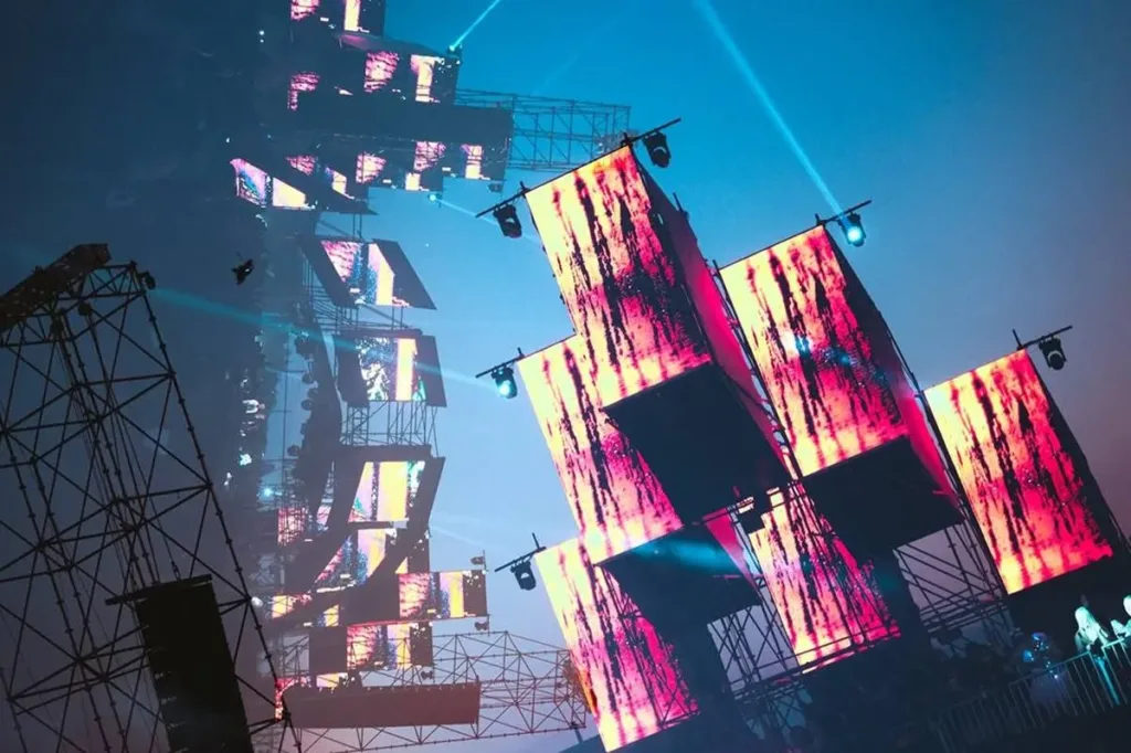 Só Track Boa 2026 | O Maior Festival de Eletrônica Brasileiro Celebra 11 Anos com a Edição Mais Ambiciosa da História 1 Festival Só Track Boa 2025. Destauqe para imagem com painéis de luz no festival durante o dia.