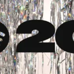 Logo do Spotify e o número 20, representando seus 20 anos, em fundo espelhado.