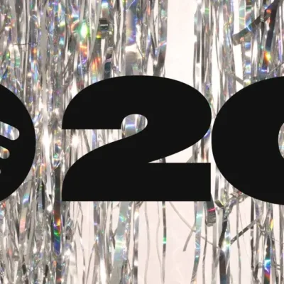 Logo do Spotify e o número 20, representando seus 20 anos, em fundo espelhado.